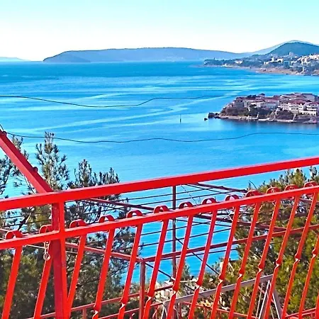 Mit Balkon Und Aussicht Auf Bucht